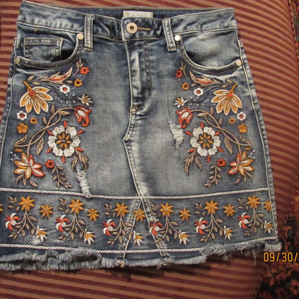 ALTAR'D  STATE   JEAN SKIRT  embroidered -  - XS  -  raw hem   28" waist